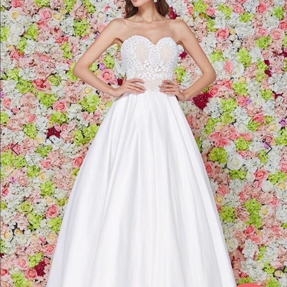 Angela and Alison White Gorgeous Gown size 4
